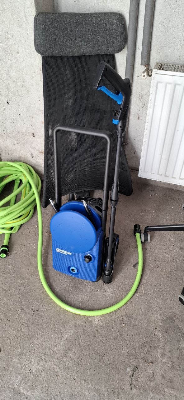 Since I polished Superb and moved to a house, I decicded to wash my car myself. Bought a compressor and some chemistry. That was a quick wash and still there are a lot of thing to learn, but I'm glad.