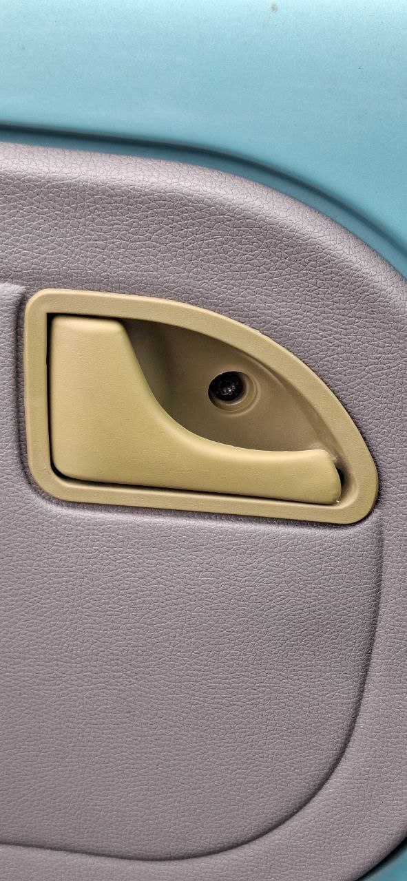 A common twingo issue, when the door handle starts crumbling over time. Replaced to a completely new one, it's not 100% color match, but at least it works.