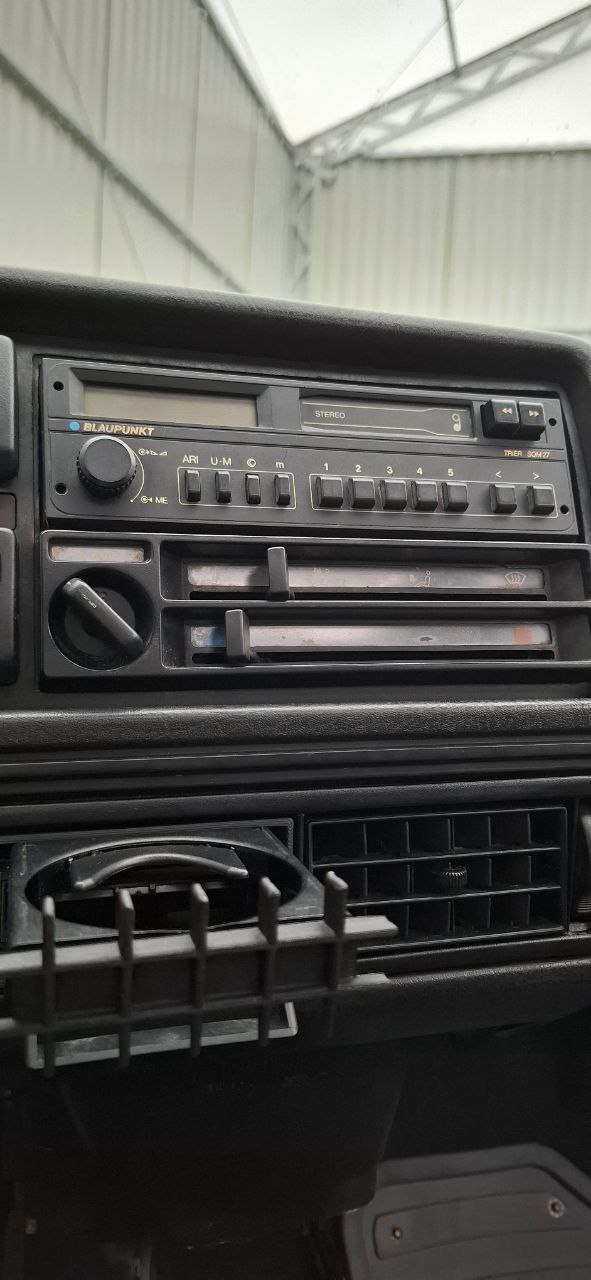 Im really glad how the new vent works. Silent, powerfull and dust-free. The radio is slightly big unfortunately, I need to 3dprint a frame for it to make it fit, but I will figure this out a bit later