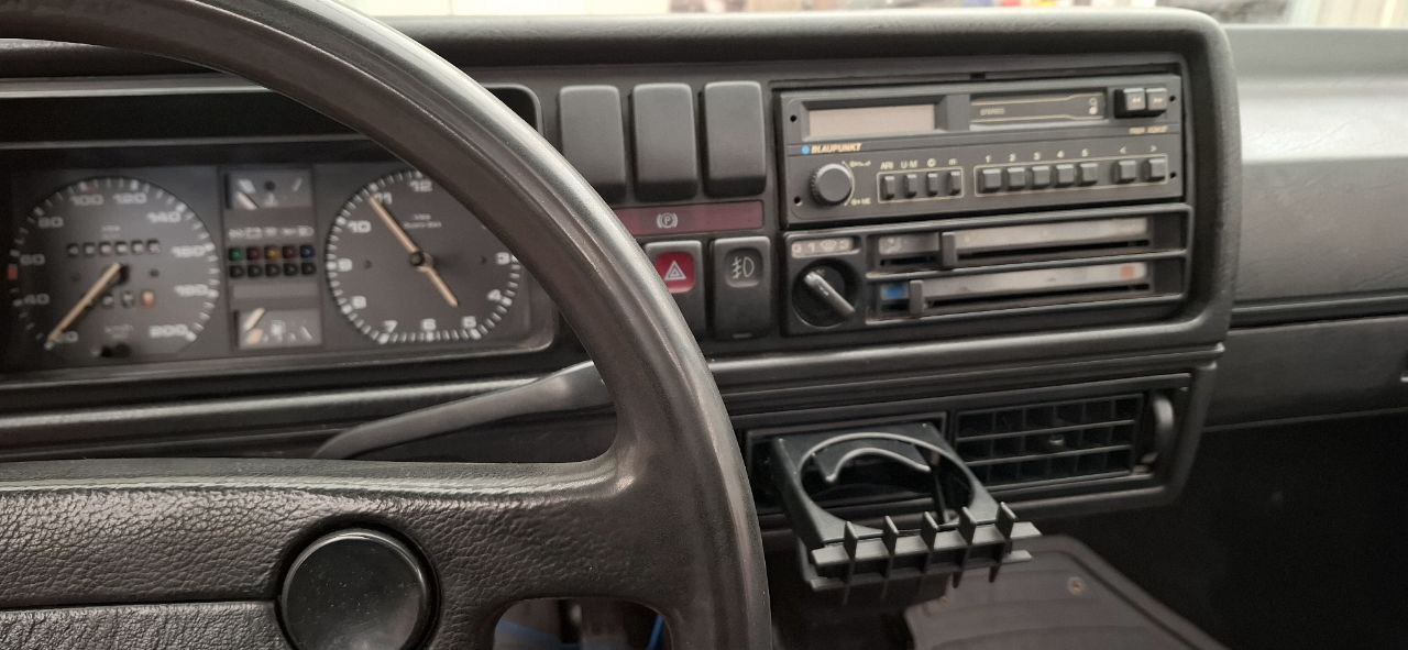 Im really glad how the new vent works. Silent, powerfull and dust-free. The radio is slightly big unfortunately, I need to 3dprint a frame for it to make it fit, but I will figure this out a bit later