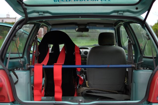 The long-awaited bucket seat and harnesses are installed!